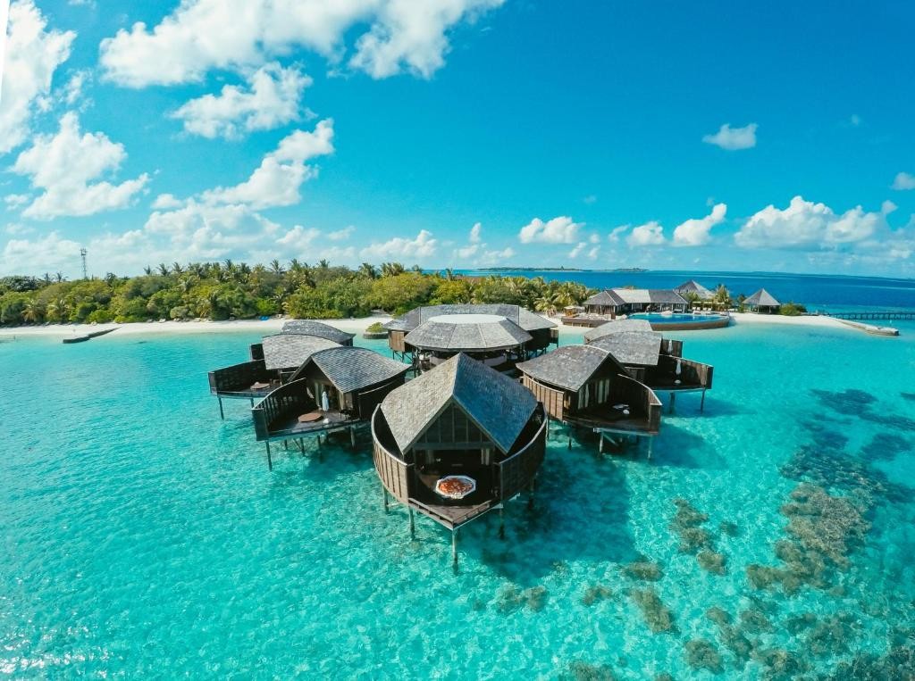 LILY BEACH RESORT & SPA AT HUVAHENDHOO