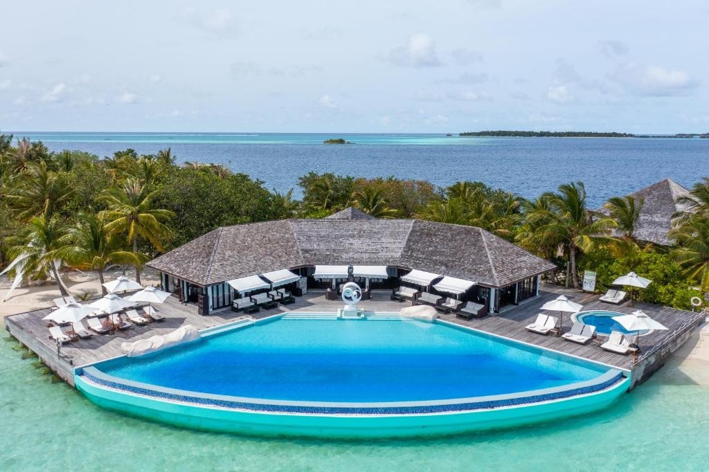 LILY BEACH RESORT & SPA AT HUVAHENDHOO