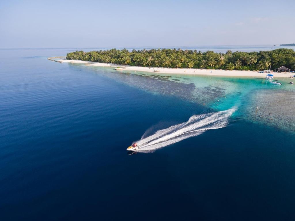 LILY BEACH RESORT & SPA AT HUVAHENDHOO