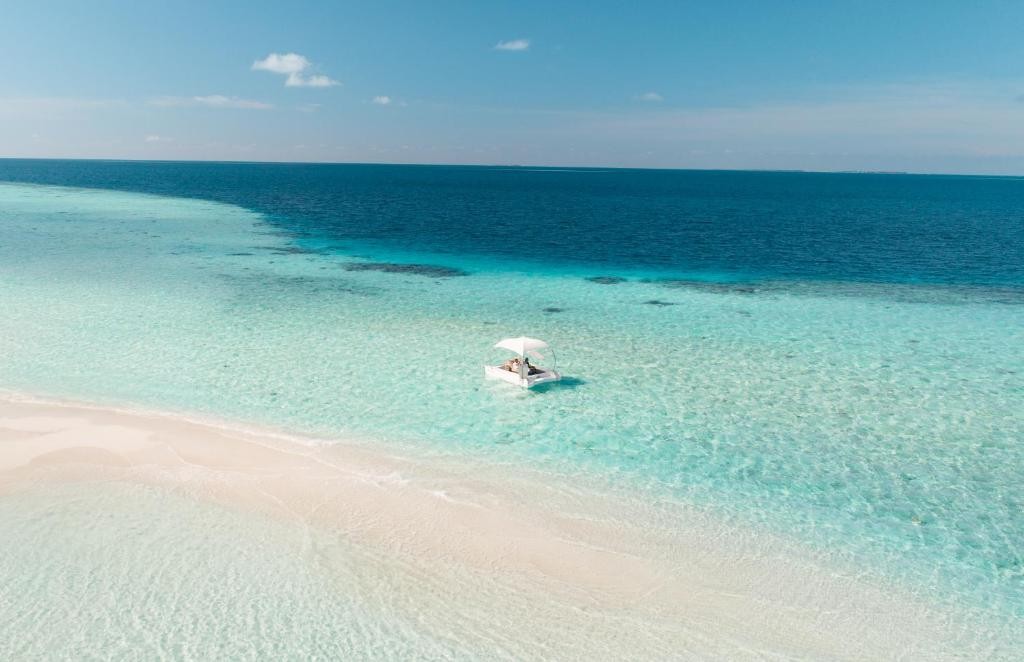 LILY BEACH RESORT & SPA AT HUVAHENDHOO