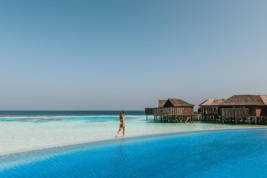 LILY BEACH RESORT & SPA AT HUVAHENDHOO