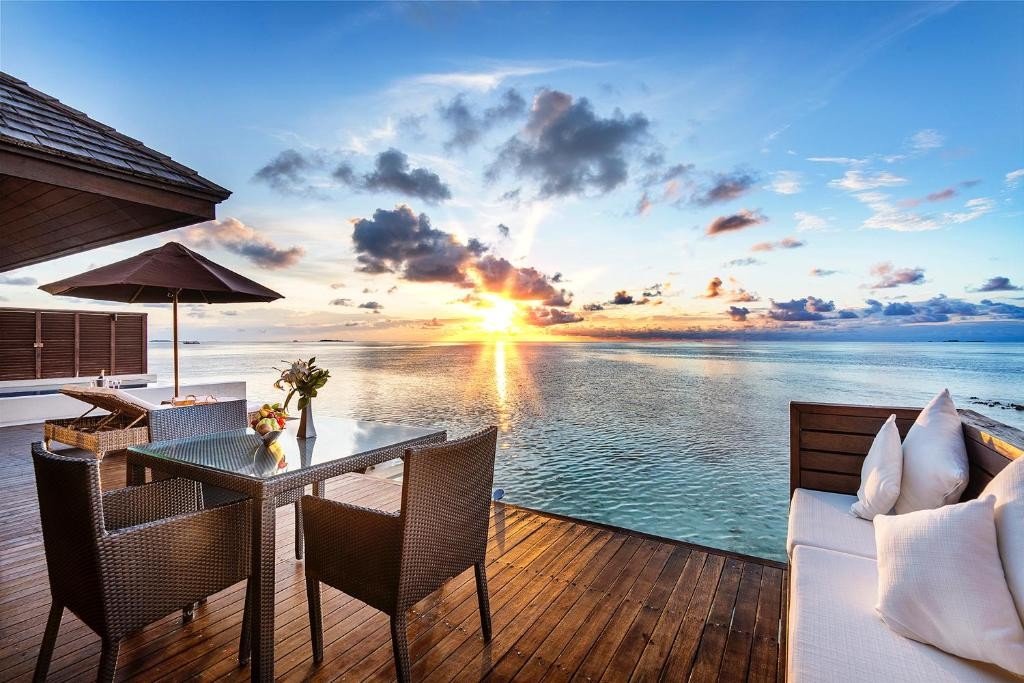 LILY BEACH RESORT & SPA AT HUVAHENDHOO